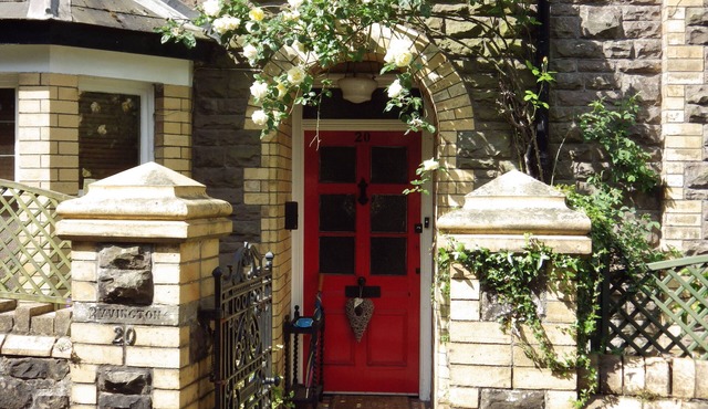 One Bedroom Loft Apartment close to Town Centre, Rail and Bus Stations