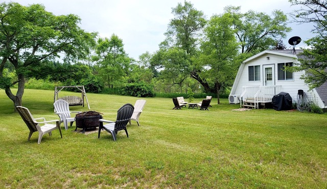 One Bedroom Loft Apartment - five minutes to Crystal Mt resort Pet friendly