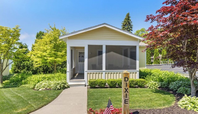 One Bedroom Luxury Cottage at Downtown Saugatuck Resort