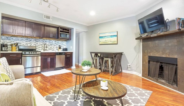 One Bedroom off of Forsyth Park w/Private Parking by Lucky Savannah