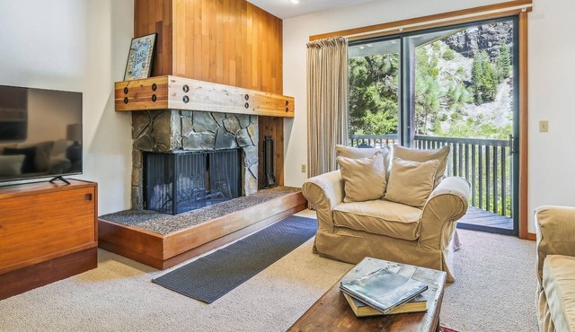 One Bedroom on the Truckee River. Great View!