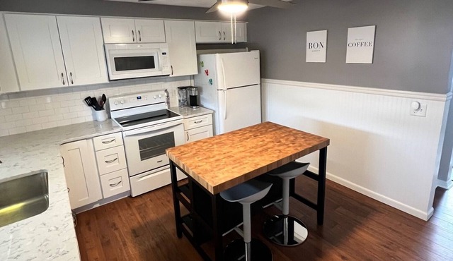 One bedroom Penthouse 5min from Airport and Montage Ski Resort!