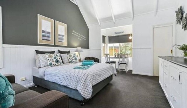 One-Bedroom Queen Suite