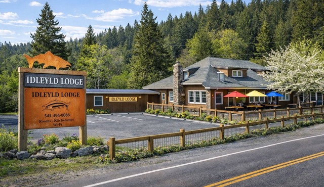 One Bedroom Queen Suit- Historic Lodge on the North Umpqua River