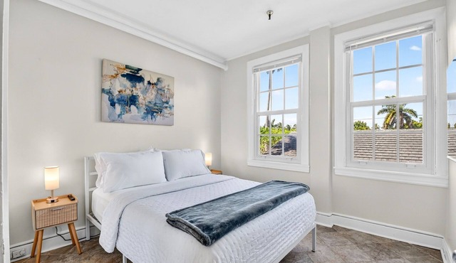 One Bedroom Spacious Palm Beach Condo Heated Pool