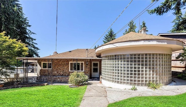 One bedroom studio w/private patio and backyard