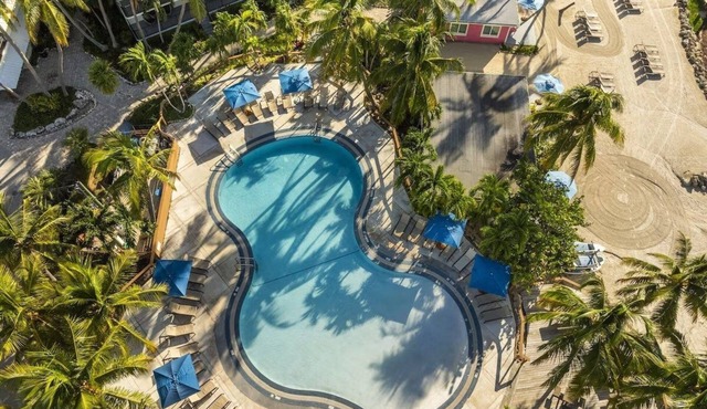 One Bedroom Suite w/2 Queen Beds, Kitchenette, Pool, Free Parking & Pet Friendly