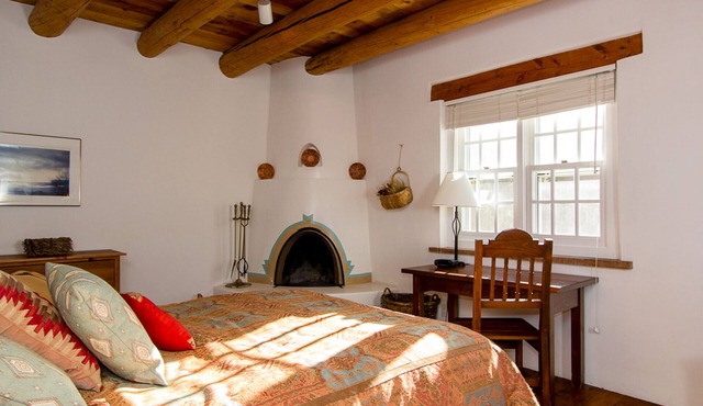 One Bedroom, Two Bath, Sunset Views & Kiva Fireplaces. Walk Downtown!