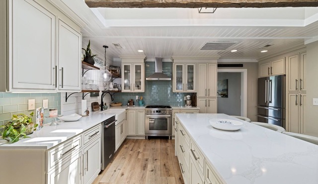 One Block From Beach With Pool and King Beds Newly Remodeled Property, RELAX
