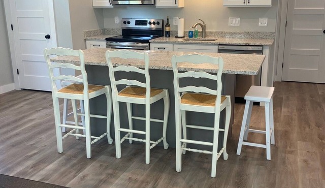 One Block From Surf Drive Beach. Walk to town and ferry. 2 parking spots