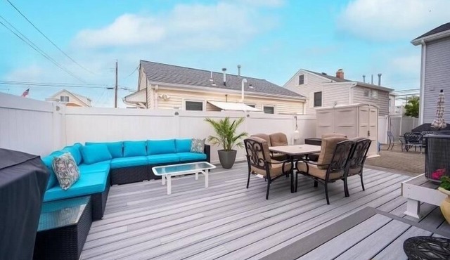 ONE block from the beach. Outdoor lounge seating, perfect for entertaining!