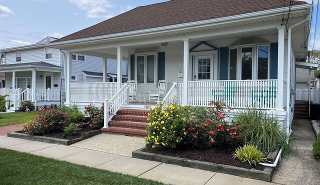 One block from the beach!