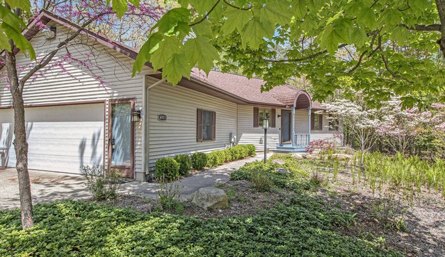 One block to Lake Michigan, hot tub, relaxing wooded lot.