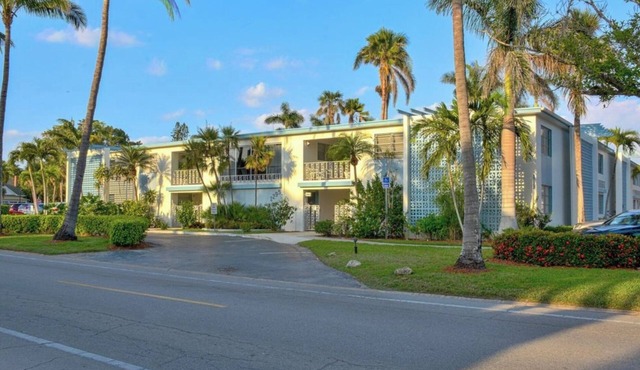 ONE BLOCK to the beach, Restaurants & Shopping!