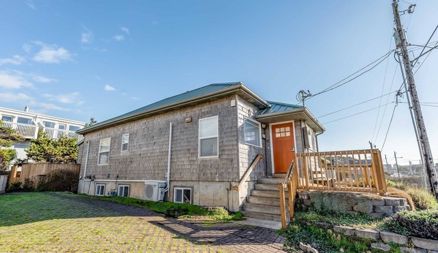 One block to the ocean & Nye Beach Sunny home with fireplace, foosball & WiFi