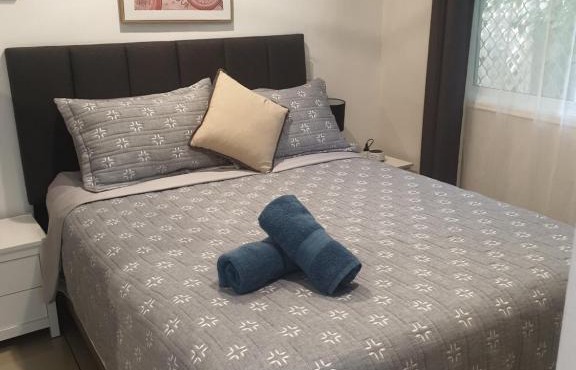 One BR GUESTHOUSE with private courtyard Sleeps 4 people Pet Friendly 950 metres from the beach