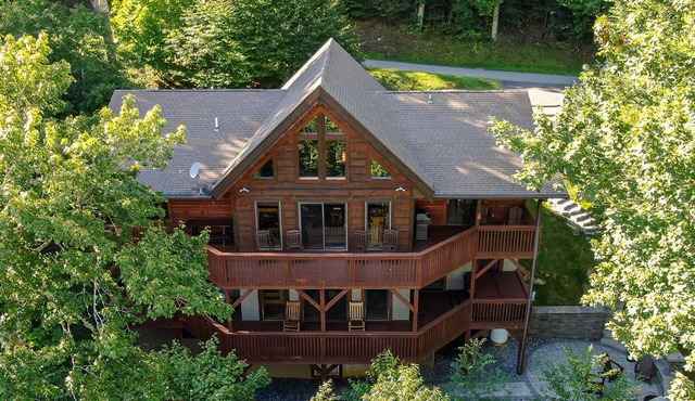 One Day More - Stunning Sugar Mountain Cabin with VIEWS, hot tub, and Ping Pong!