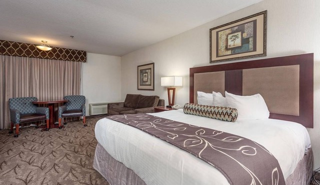 ONE FANTASTIC KING UNIT! POOL, HOT-TUB, SPA, PARKING!