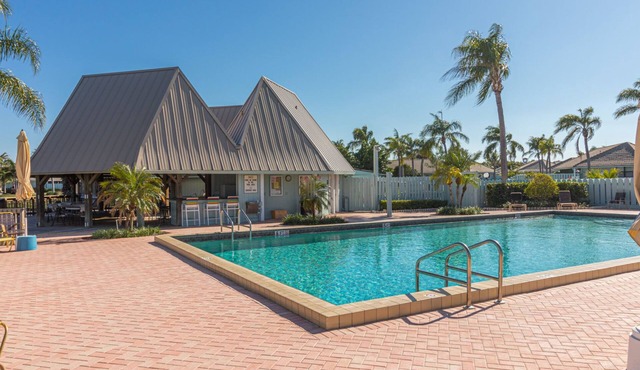 One floor 3/2 walk to beach