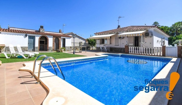 One floor villa, with private pool and air conditioning.