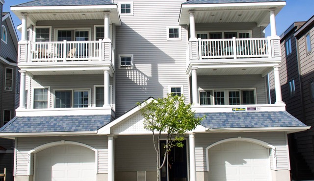 One House From Beach On 3rd Street With Ocean Views