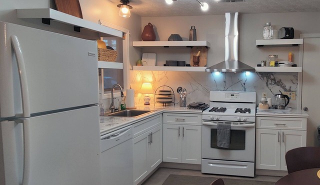 One-Level: 3-bedroom home with King Bed & Fire Pit/10 min to Stone Mountain Park