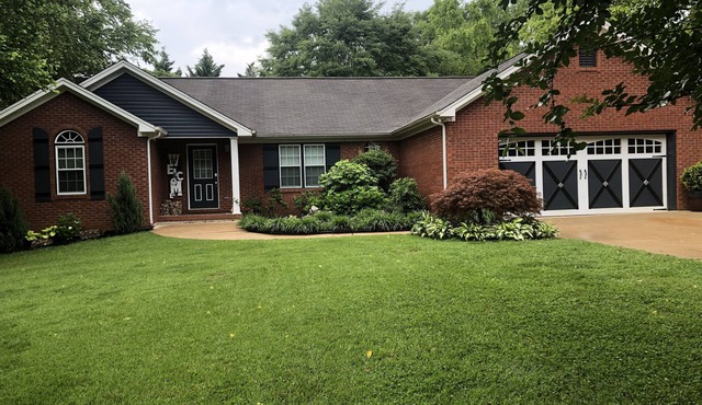 one level brick home with pet friendly fenced back yard , close to Chattanooga