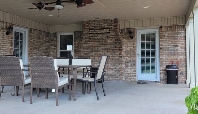 One level home close to interstate and 25 minutes to Nashville.