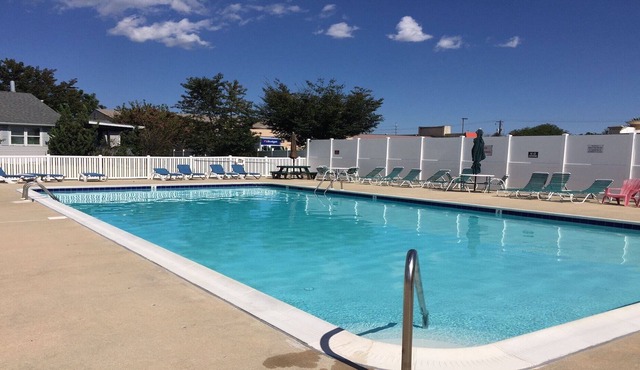 One Level HOUSE w/King Bed + POOL + Ping Pong!