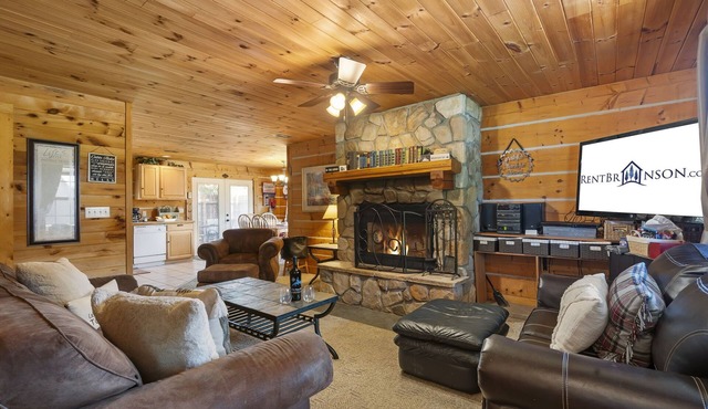 One Level Log Cabin Minutes from Big Cedar with Wood Burning Fireplace & Free Tickets Pet Friendly