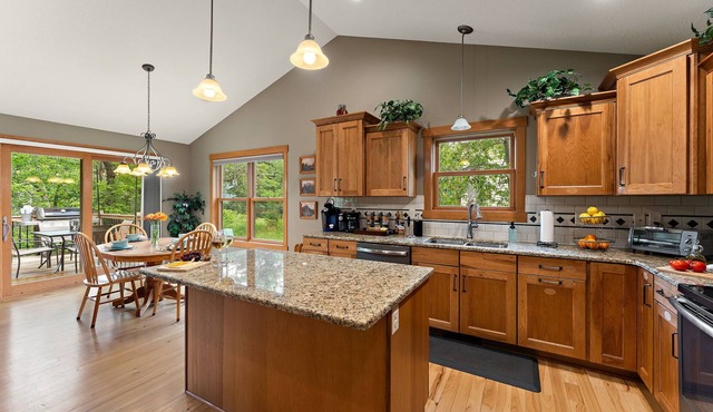 One Level Retreat 10 min to Mayo, Wildlife, Power Recliner, Fire Place, King Bed