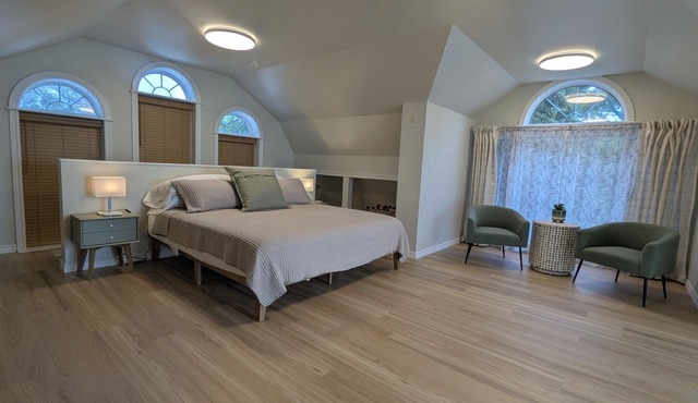 One Main Guesthouse - Entire Home - 2 King Suites Across Two Floors -EV Charging