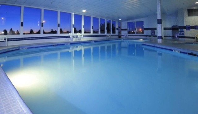 ONE MAJESTIC KING UNIT! POOL, HOT-TUB, SPA, PARKING!