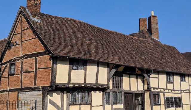 ONE MASONS COURT, pet friendly, with a garden in Stratford-Upon-Avon