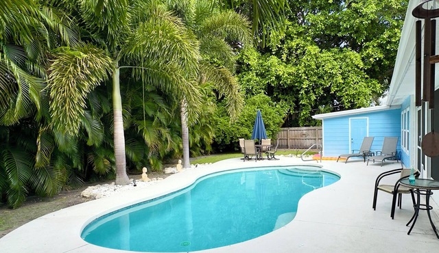 ONE MILE from beautiful Siesta Key, #1 beach in the USA!