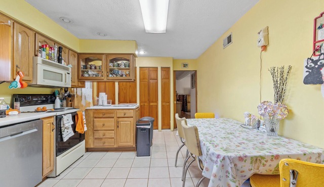 One mile from the US Open with 3 en suites!