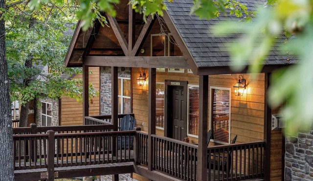 ONE MILE to Silver Dollar City! Rustic Cabin!