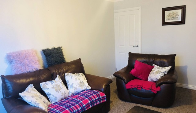 One min from M1 motorway ☘️ Pets welcome. fur babies need a staycation too 🐶