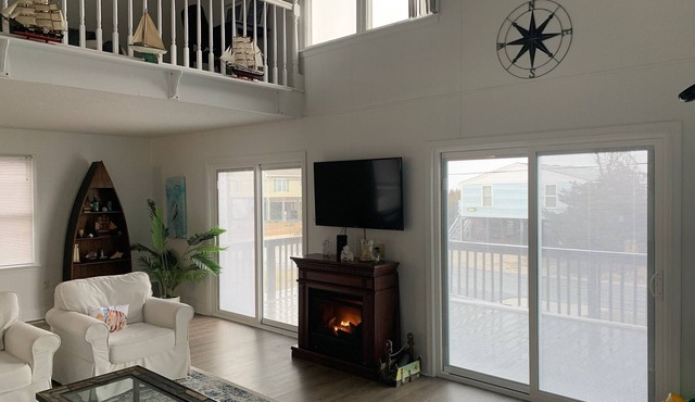 One minute walk to the beach! Family friendly. Beautiful sunrise/sunset views!