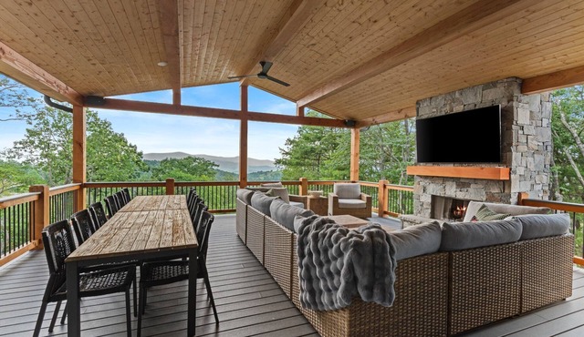 One More Day at Eagles Nest - luxury, 5 king ensuites, views, hot tub