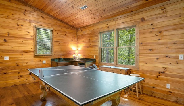 One of a kind 3br Riverfront house w/fire pit, Hot Tub over looking river.