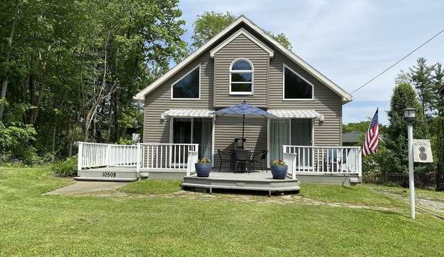One-of-a Kind Cottage, close to lake, marina and golf, quiet and comfortable