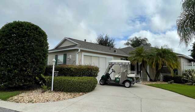 One Of A Kind Dog Villa close to Lake Sumter Landing w/Golf Cart, & WiFi!