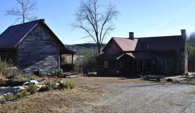 One of a kind historic farmhouse 10 minutes from Tryon Equestrian. Speaks French