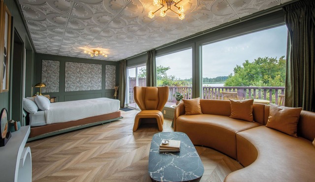 One of a Kind Lakefront Cabin w/deck & boat ramp