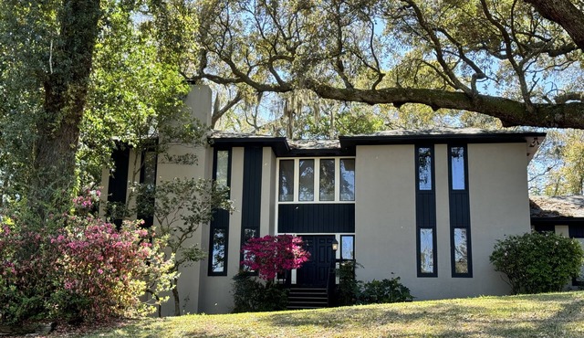 One of a Kind Large MCM Home! Huge 400+yr Oaks 20 min to Pensacola Beach
