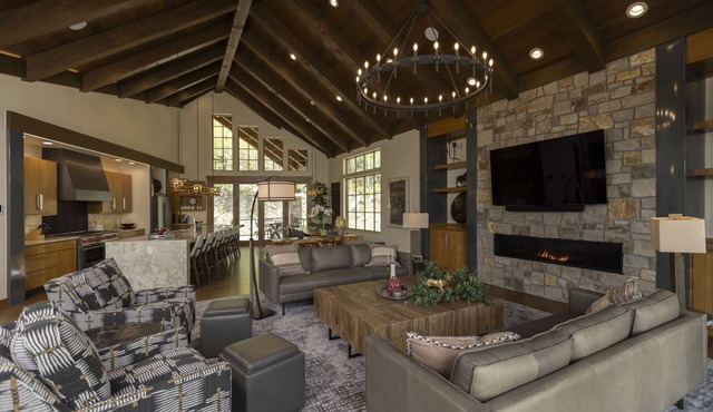 One-of-a-Kind Luxury Home - Hot Tub, Firepit, Views - 8 Min to Purg