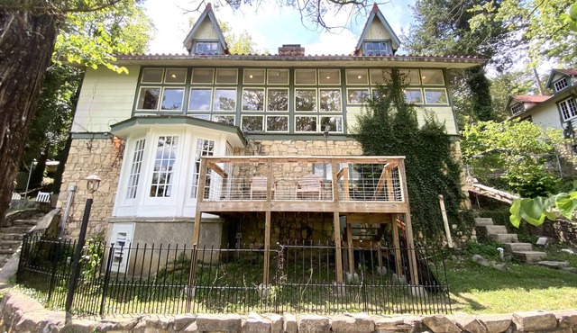 One of a Kind Mountain Top Cottage!