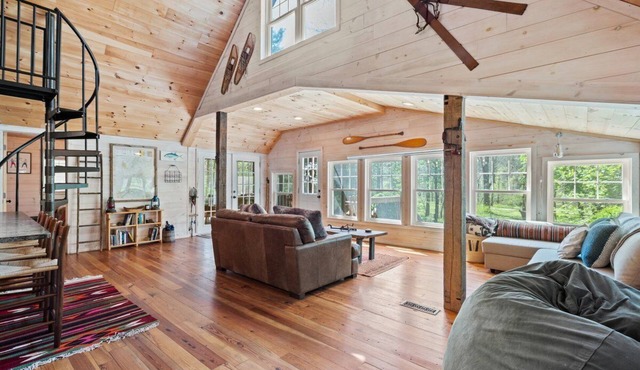 One-of-a-kind mountain cabin w hot-tub, near the Shenandoah NP