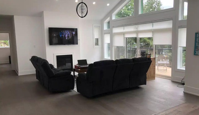 One of a kind New Muskoka cottage on baylake with Hot tub/Spa!nn
